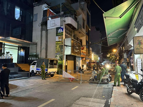 Zone du lieu du crash de l'homme tombe d'une immeuble de grande hauteur a Hanoï. Photo : Tien Dung