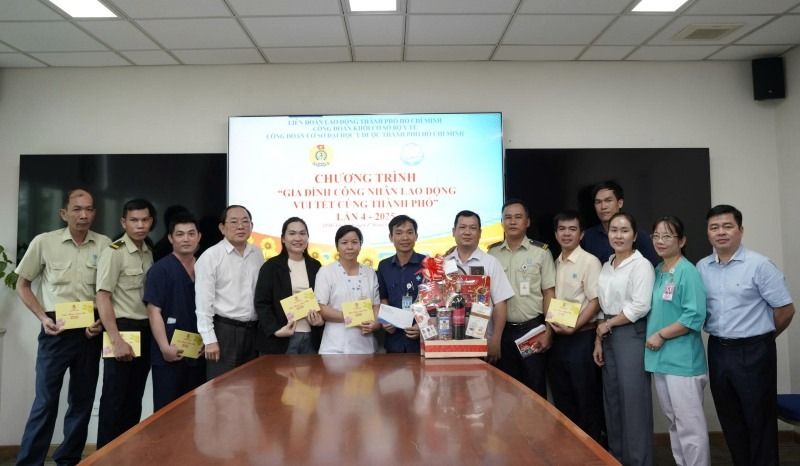 El sindicato de la Universidad de Medicina y Farmacia de la ciudad de Ho Chi Minh presento regalos "Tet Holiday - Unity de primavera" y "la familia de trabajadores y trabajadores contentos con la ciudad" de la Federacion Laboral de la Ciudad de Ho Chi Minh a la Universidad de la Universidad. Foto: Duc Long