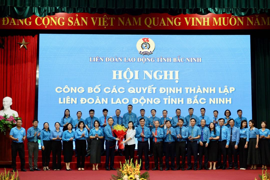 Mme Nguyen Thi Ha - membre du Comite permanent du Comite provincial du Parti presidente du Comite du Front de la patrie de la province de Bac Ninh offre des fleurs pour feliciter le Comite executif de la Federation du travail de la province de Bac Ninh. Photo : Quyet Chien