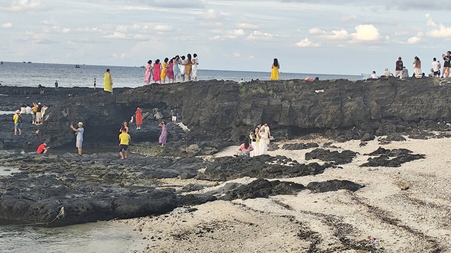 당국이 금지했지만 여전히 많은 관광객들이 사진을 찍기 위해 Ly Son 특별 구역에 있는 천년 된 To Vo 정문에 자유롭게 올라갑니다. 사진: Duong Van Giau