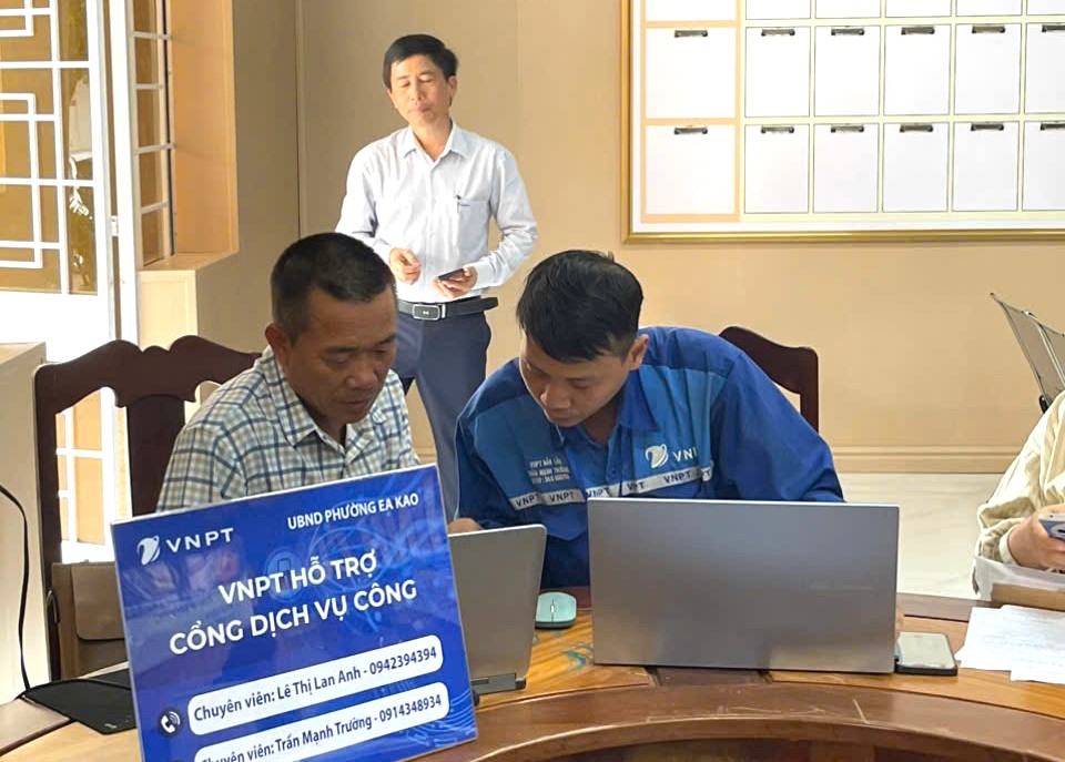 Nhan vien VNPT huong dan can bo xu ly mot so kho khan, vuong mac. Anh: Bao Trung