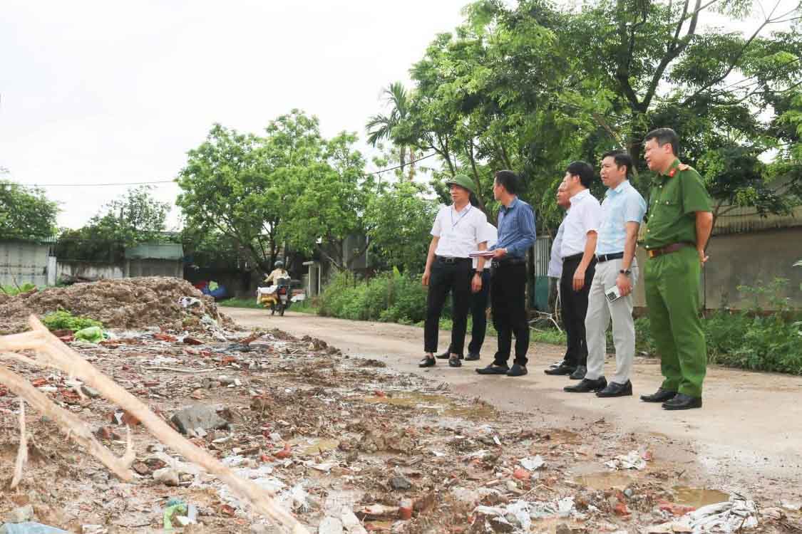 Lanh dao xa Quoc Oai kiem tra thuc dia tai khu vuc xu dong Sen (xa Thach Than cu). Anh: Bich Lien