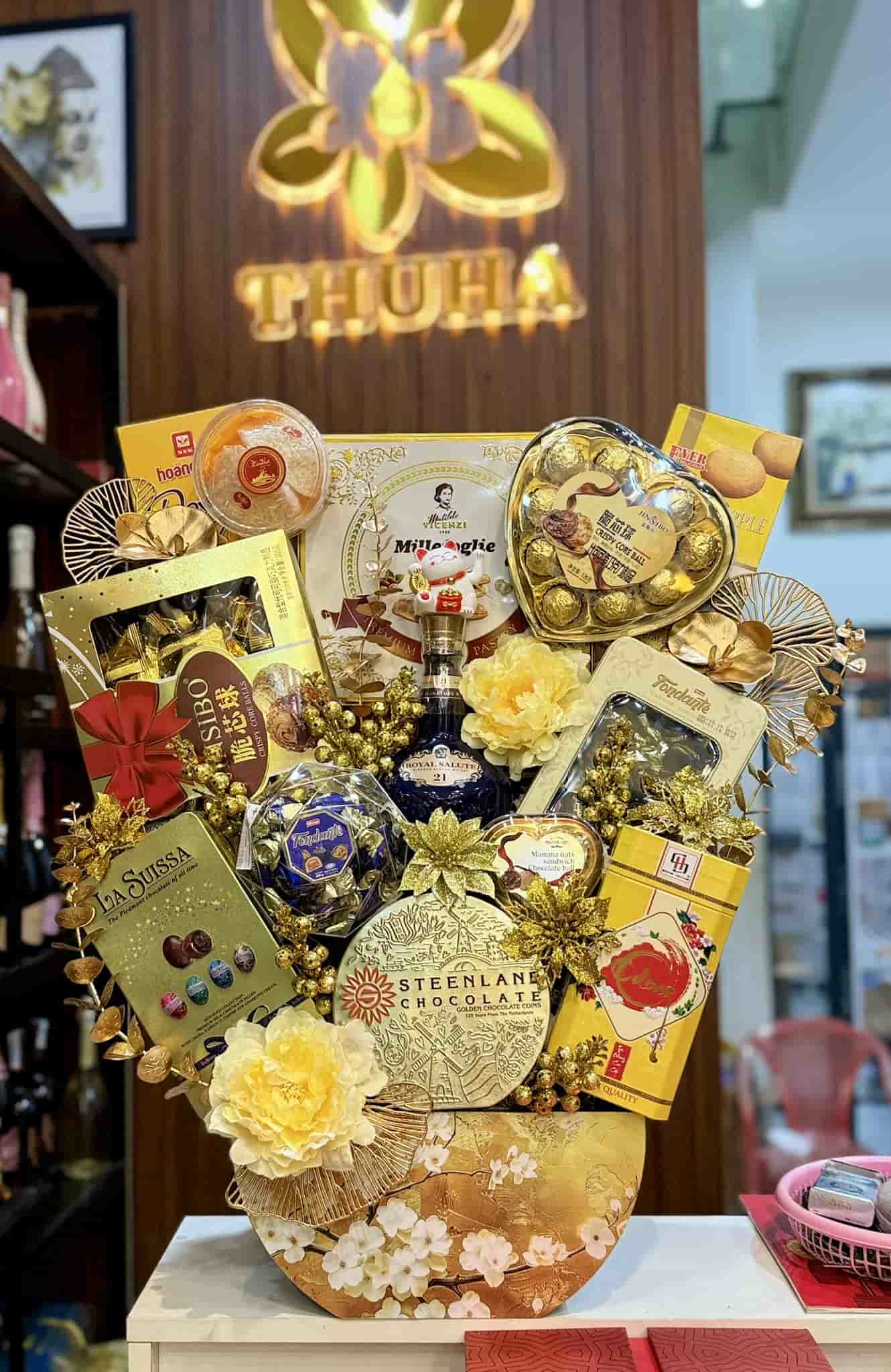 Trước khi bị công an kiểm tra, Công ty TNHH Thu Hà bày bán cho khách hàng nhiều giỏ quà rượu ngoại. Ảnh: Hữu Long Trước khi bị công an kiểm tra, Công ty TNHH Thu Hà bày bán cho khách hàng nhiều giỏ quà rượu ngoại. Ảnh: Hữu Long