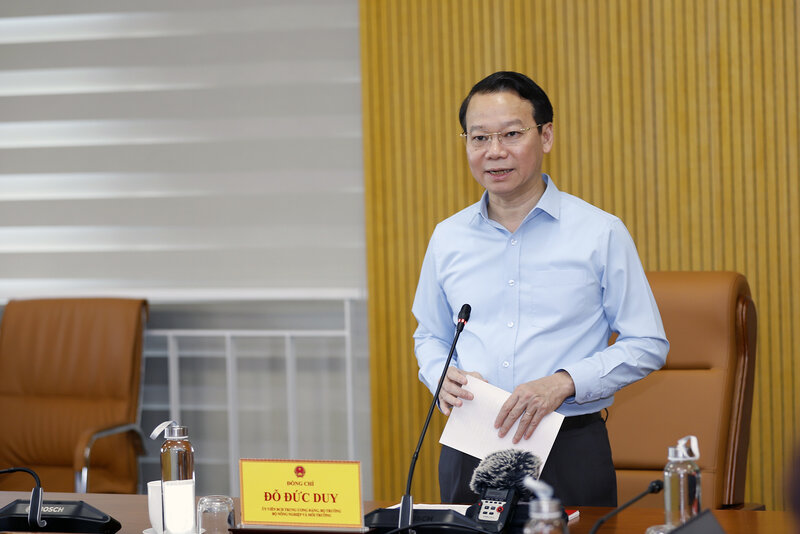 Le ministre Do Duc Duy demande des solutions de remplacement lors de la conversion des vehicules a essence en vehicules electriques. Photo : Khuong Trung