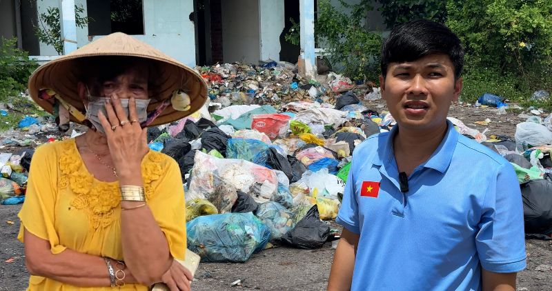 Dong Thanh 구의 쓰레기 집하 지점은 민가 바로 옆에 있어 악취와 파리 모기를 유발합니다. 사진: Hoang Loc