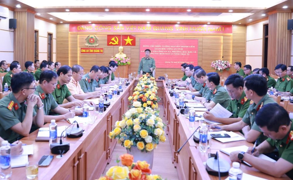 Le major-general Nguyen Thanh Liem directeur de la police de la province de Quang Tri a demande aux nouvelles communes de donner la priorite au traitement des procedures administratives en se concentrant sur l'enquete. Photo : Police de Quang Tri