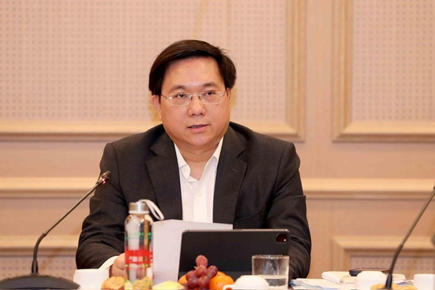 Le president du Comite populaire de la province de Phu Tho Tran Duy Dong vient de donner des instructions sur l'etude des rapports et la consultation sur les solutions pour stimuler la demande de consommation et promouvoir la croissance en 2025. Photo : TTXVN.