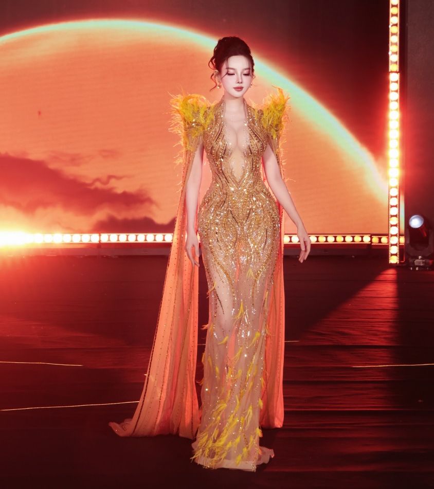 Nguoi dep dien thiet ke duoc dinh ket tinh xao, ti mi khoe tron hinh the thon gon. Kieu Vu catwalk uyen chuyen, muot ma, lam chu san khau.