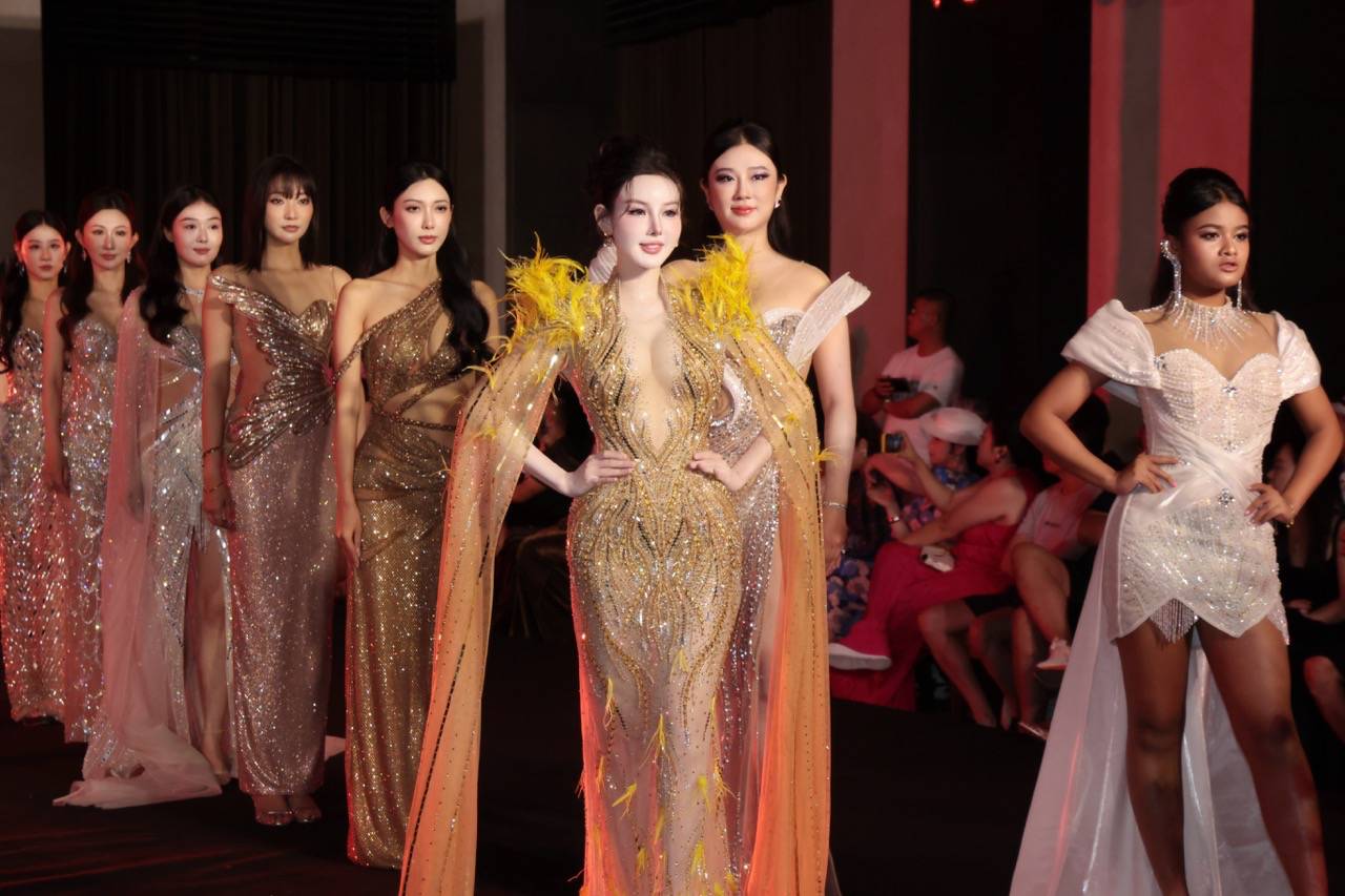 “Toi cam thay tu hao va biet on vi duoc dong hanh cung mot nha thiet ke tai nang, luon biet cach ton vinh gia tri va tinh than cua nguoi phu nu Viet qua tung duong kim mui chi”, Kieu Vu boc bach.