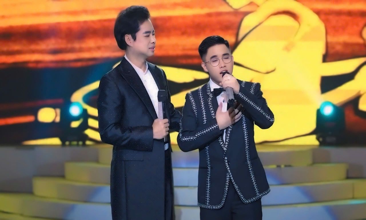 Ngoc Sonと教え子たち。写真:芸術家提供.