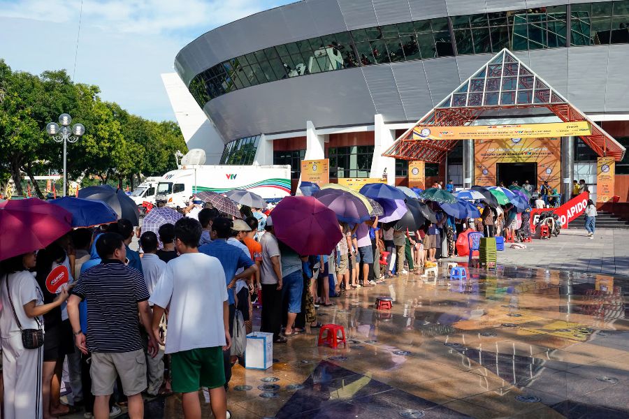 Dong nguoi noi dai cho mua ve xem tran chung ket VTV Cup 2025. Anh: Thai Ka