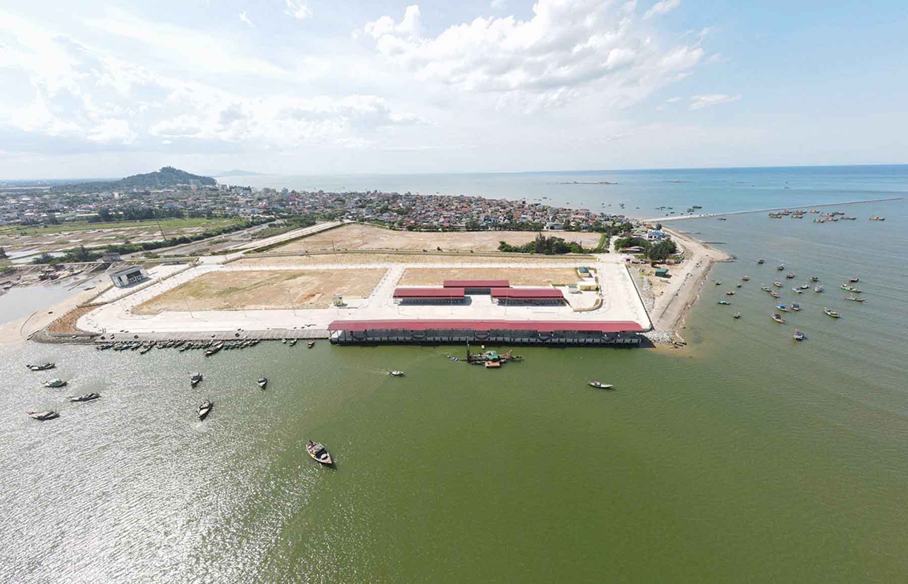 Cua Nhuong Fishing Port (Cam Nhuong Commune), Ha Tinh Province has been oriented as a tourist destination when visitors come to Thien Cam Beach. Photo: Tran Tuan.