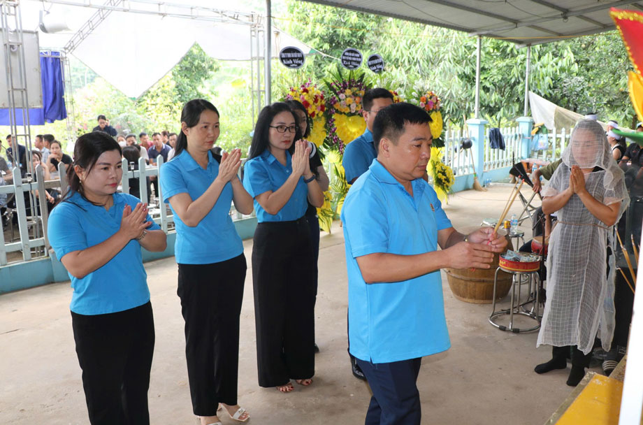 La delegation de travail de la Federation du travail de la province de Lao Cai presente ses condoleances a sa famille. Photo : Huyen Thuy