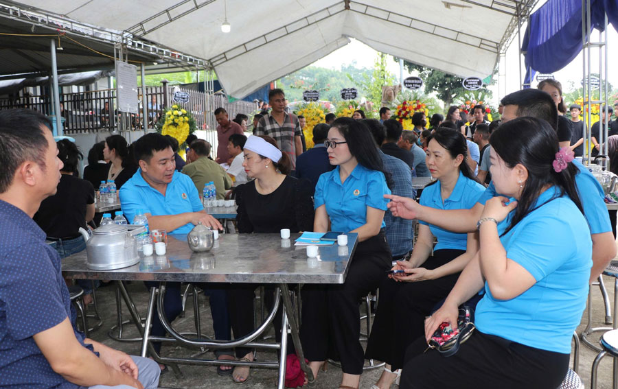 Cong doan Lao Cai tham hoi, dong vien gia dinh cong nhan tu nan. Anh: Huyen Thuy
