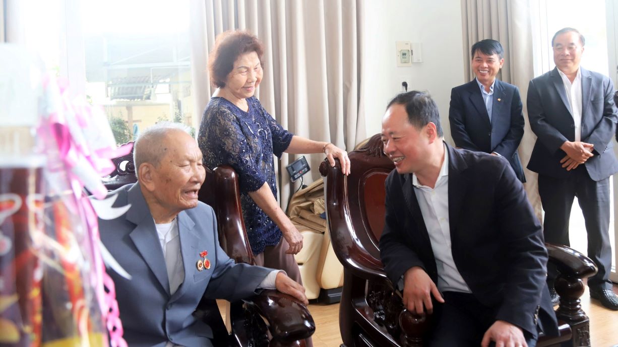 Ong Tran Hong Thai trong lan tham, chuc Tet gia dinh Dai ta Tran Tan Cong (95 tuoi, nguyen Pho Chi huy truong, Tham muu truong Bo Chi huy Quan su tinh Lam Dong). Anh: Lam Hong