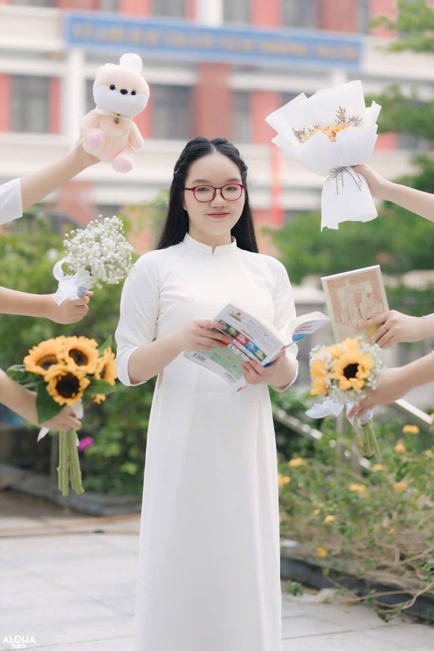 Hua Quynh Bao, lop 9A8, Truong THCS Cau Giay, Ha Noi la thu khoa chuyen Anh Truong THPT chuyen Ha Noi – Amsterdam va THPT chuyen Dai hoc Su pham Ha Noi. Anh: Nhan vat cung cap