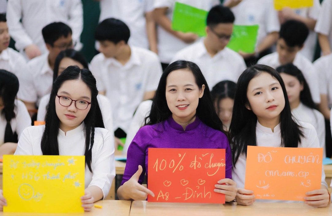 Quynh Bao (ngoai cung ben trai) chup anh luu niem cung thay co va ban be. Anh: Nhan vat cung cap
