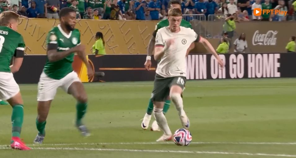 첼시가 2025 FIFA 클럽 월드컵 8강에서 팔메이라스를 2-1로 꺾었습니다. FPT Play 비디오에서 캡처한 사진