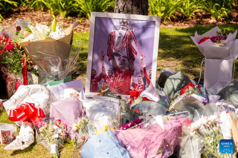 팬들이 안필드 경기장에서 조타를 추모하고 있습니다. 사진: 신화통신