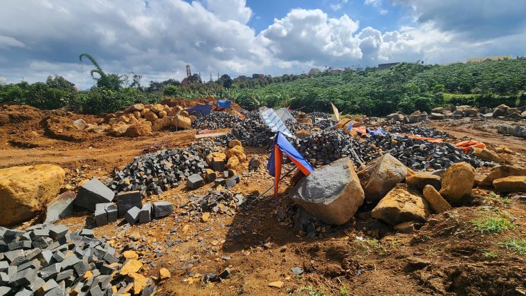 Khu vuc khai thac da nam gan khu dan cu. Anh: Lam Hong