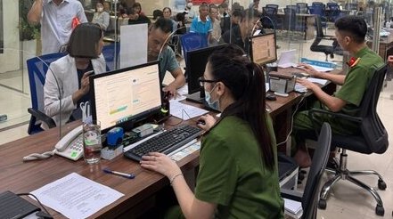 Un cadre du PC06 de la police provinciale delivre une carte d'identite de citoyen au Centre de service administratif public de la province de Hung Yen. Photo : Police provinciale de Hung Yen