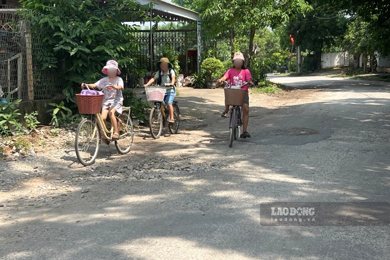 Long duong hep, cac hoc sinh di nep sat le duong ne noi go ghe, o ga. Anh: Nguyen Hoan.