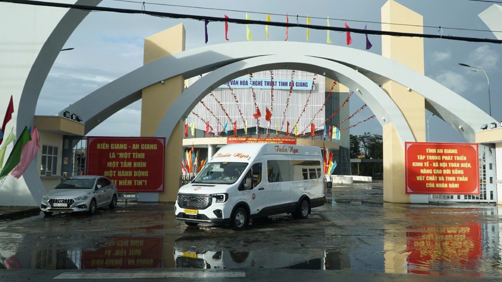 Le bus transportant des cadres et des fonctionnaires de Rach Gia a Long Xuyen est arrive au centre culturel de la province d'An Giang. Photo : Nam Phuong