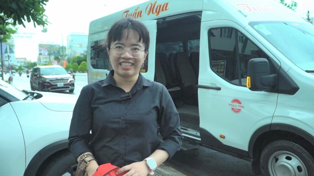 Chi Nguyen Ngoc Y, Cong Chuc So Noi Vu Tinh An Giang vui ve voi chuyen xe “chieu thu 6” ve tham nha. Anh: Nam phuong