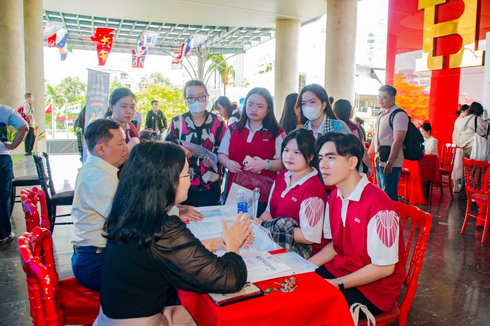 Los estudiantes de la Universidad Internacional de Hong Bang participaron en la entrevista, escucharon consejos en el programa de Job Festival. Foto: Hiu