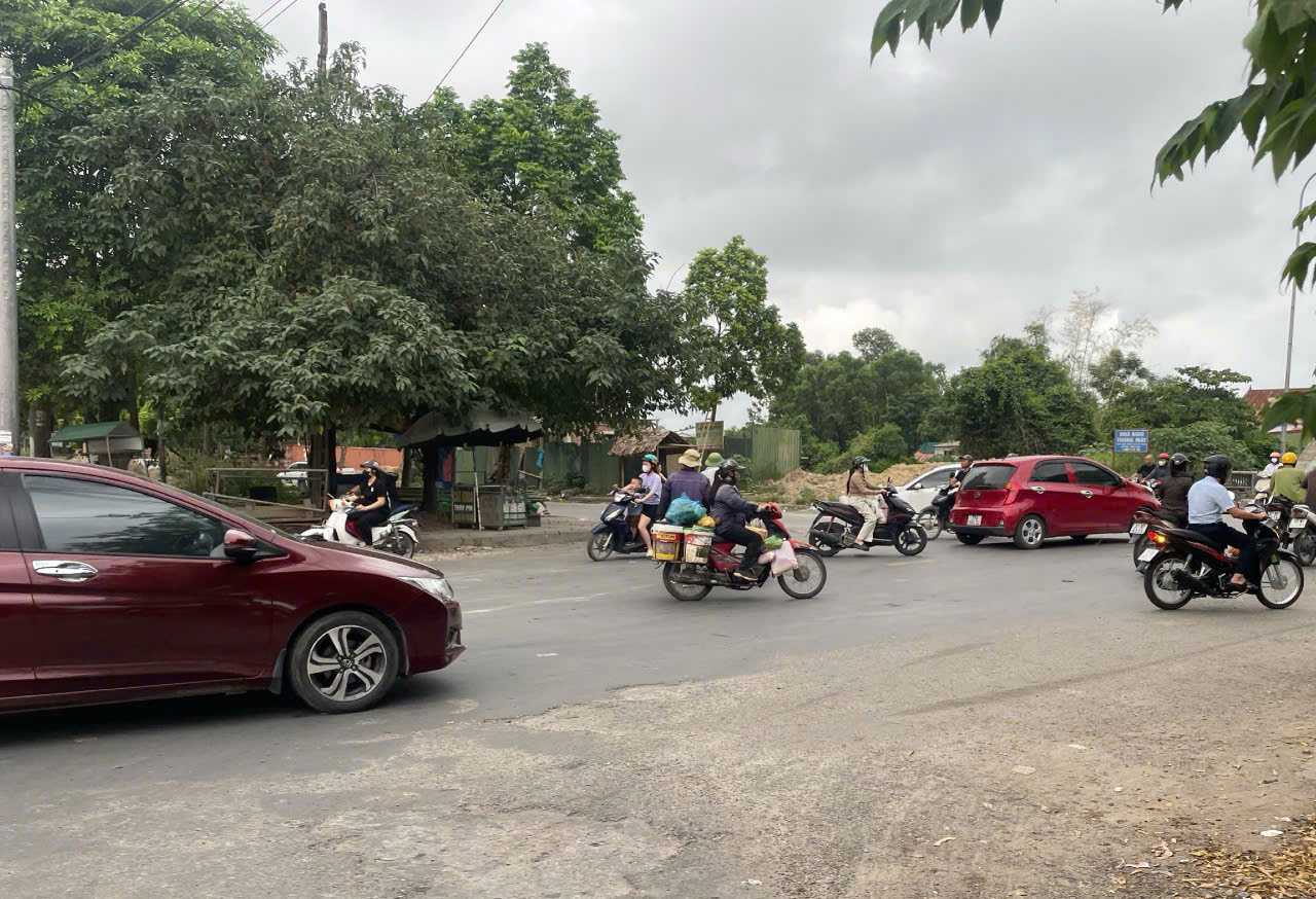Nga tu Le Hong Phong – Pham Hong Thai chua co den tin hieu giao thong. Anh: PHAM CHUNG