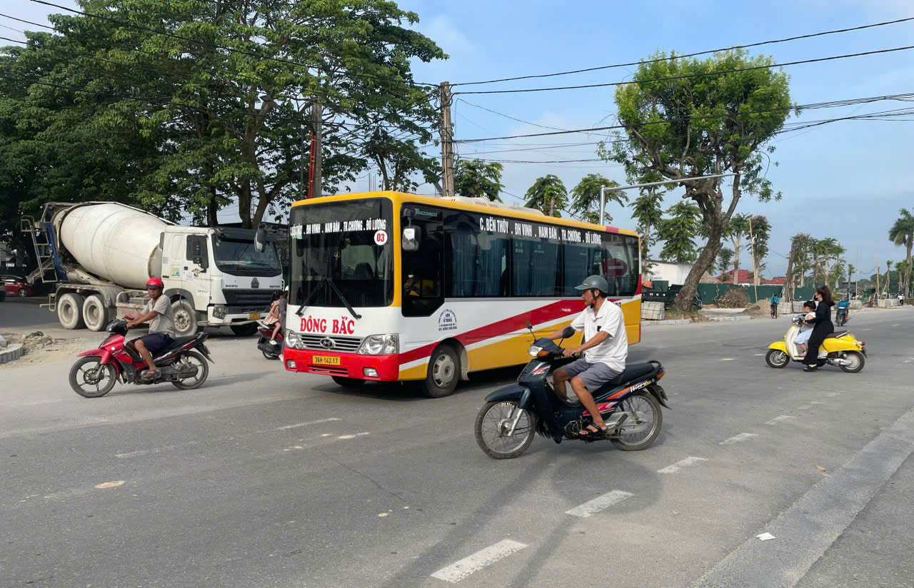 La ruelle Ho Han Thuong - Phan Dinh Phung n'a pas de systeme de feux de circulation ce qui recele un risque d'accident. Photo : PHAM CHUNG