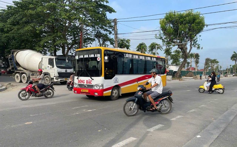 The Ho Han Thuong - Phan Dinh Phung intersection does not have a traffic light system, posing a potential risk of accidents. Photo: Pham CHUNG