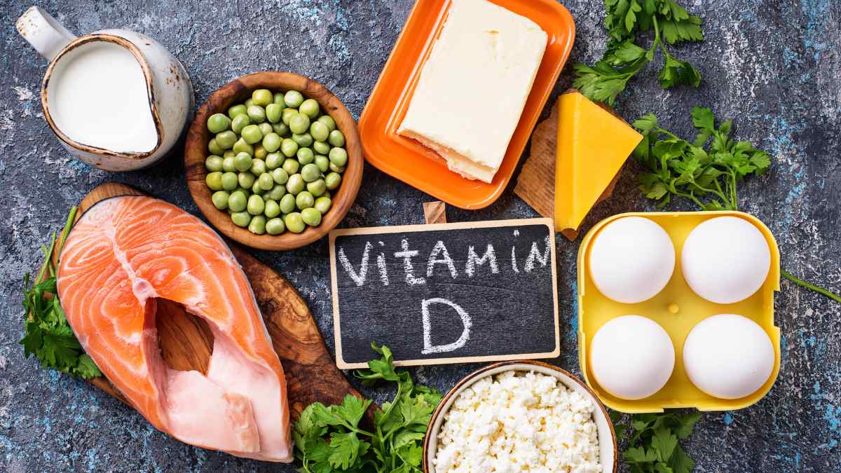 Mot so loai ca beo nhu ca hoi, cung voi mot so loai nam duoc chieu xa UV, chua vitamin D. Thuc pham duoc tang cuong nhu sua, nuoc trai cay, va ngu coc an lien cung co the chua vitamin D. Do hoa: Tra My