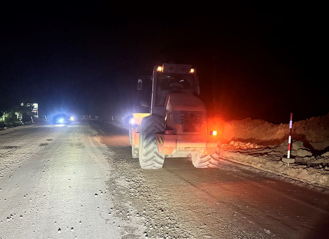 Des camions creusent la chaussee la nuit. Photo : Duy Tuan