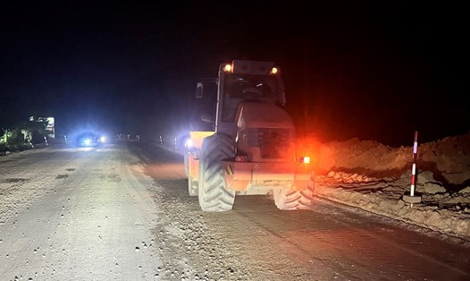 Xe lu thi công nền đường vào ban đêm. Ảnh: Duy Tuấn