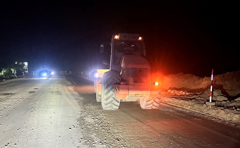Road rollers constructing the roadbed at night. Photo: Duy Tuan