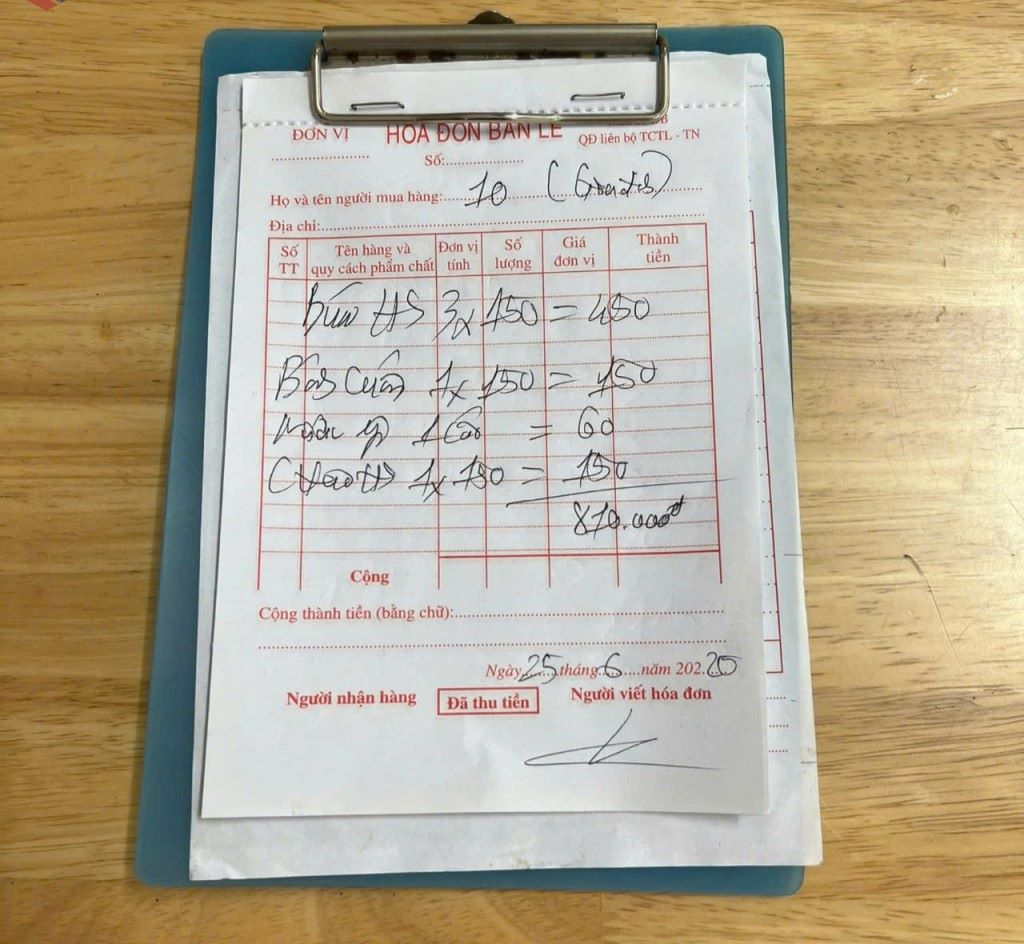 Billet de 5 personnes mangeant du bun a 810 000 VND du restaurant de Bai Chay. Photo fournie par les touristes