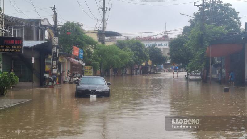 Nguoi dan va cac phuong tien thuong xuyen doi mat voi canh ngap ung. Anh: Lam Thanh
