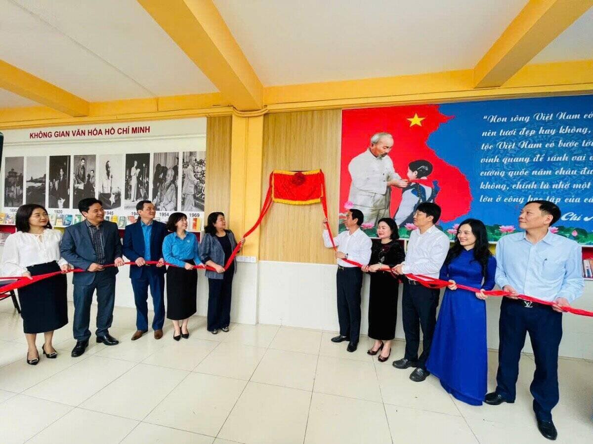 Launching "Ho Chi Minh Cultural Space" at Dich Vong Secondary School - one of the models of studying and following Uncle Ho's example. Photo: Hai Yen