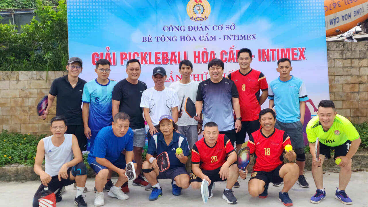 Trabajadores que participan en actividades deportivas organizadas por la empresa sindical Union Entimex. Foto: Le Anh