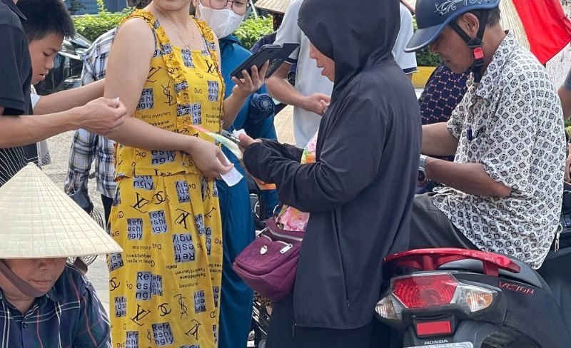 Phe ve hoat dong tran lan truoc nha thi dau Vinh Phuc. Anh: Minh Duong