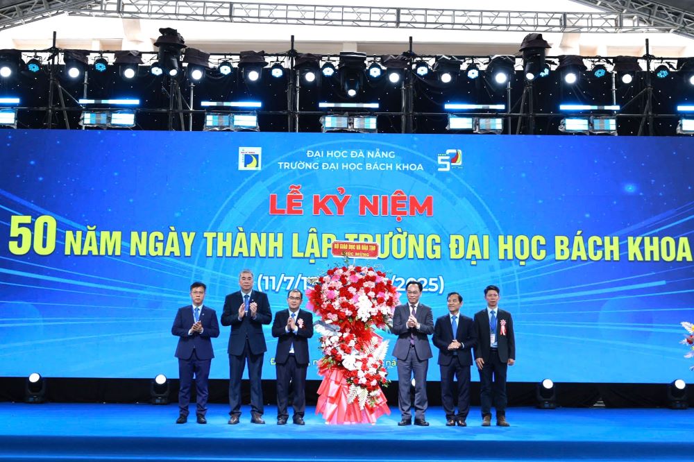 Thu truong Bo GDDT Hoang Minh Son trao hoa mung Le ky niem 50 nam thanh lap Truong Dai hoc Bach khoa - Dai hoc Da Nang. Anh: Tran Thi