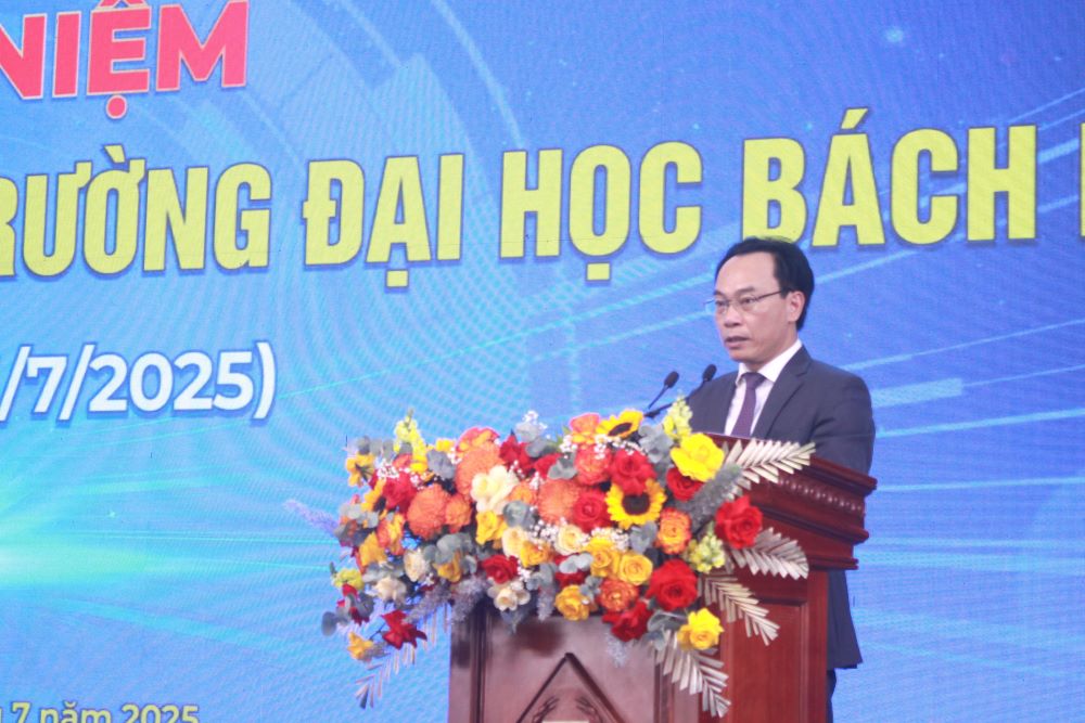 Deputy Minister of Education and Training Hoang Minh Son hopes that Da Nang University of Science and Technology will reach the level of advanced research university. Photo: Tran Thi