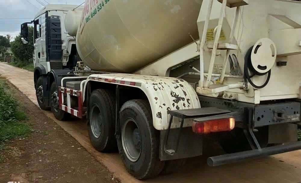 Xe chở bê tông tươi cỡ lớn lưu thông trên đường bê tông nông thôn ở xã Biển Hồ. Ảnh: Thanh Tuấn