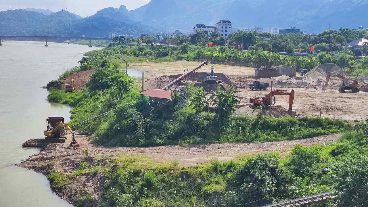 May xuc va bang chuyen tai mot bai cat ven song Da (phuong Hoa Binh, tinh Phu Tho) nam im lim do khong co hang de van chuyen. Anh: Dang Tinh