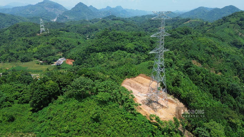 Nhieu vi tri cot thuoc du an duong day 500 kV Lao Cai - Vinh Yen da hoan thanh lap dat. Anh: Dinh Dai