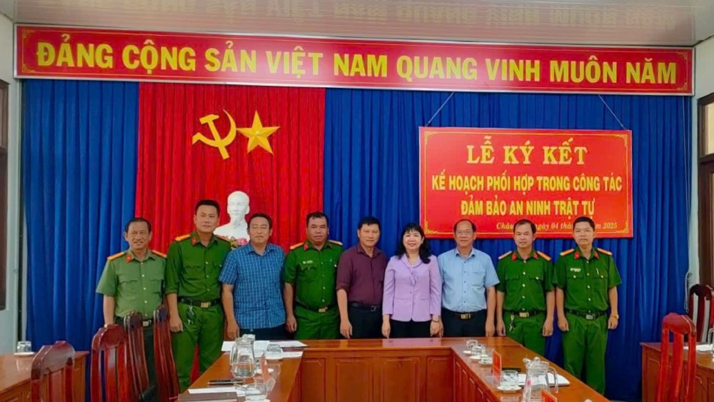 The police of 5 communes signed a Coordination Plan to ensure security and order. Photo: Chau Phu Commune Police, An Giang
