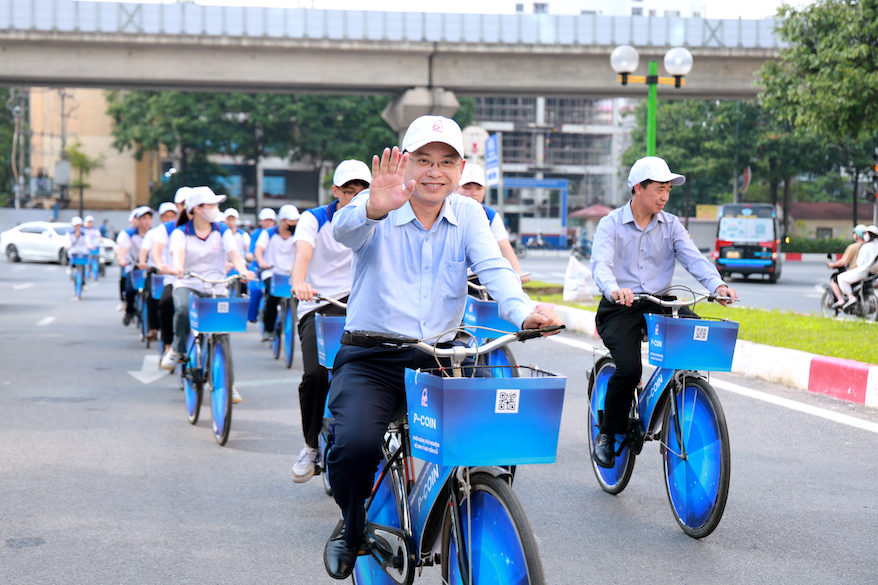 Giang vien, sinh vien hoc vien tham gia roadshow “Chuyen dong so, ket noi xanh” tai buoi ra mat he thong Tin chi xanh P-coin. Anh: Ban to chuc
