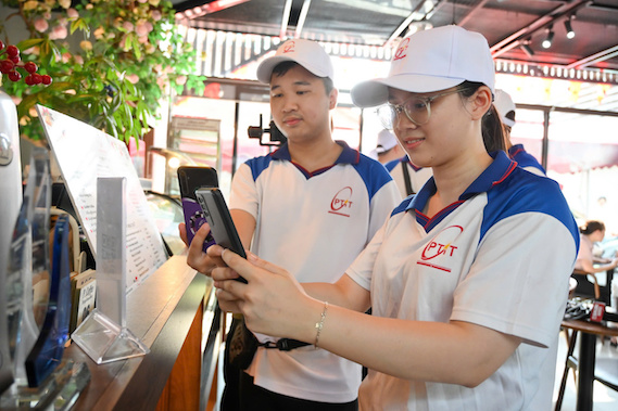Sinh vien quet ma QR de bat dau thu nghiem de nhan diem thuong P-Coin. Anh: Ban to chuc