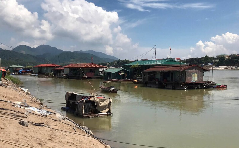 The fishing village at the foot of Hoa Binh Hydropower Plant has been revived after a drought. Photo: Yen San